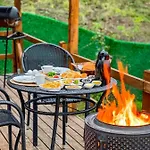 Me-ga Glamping *